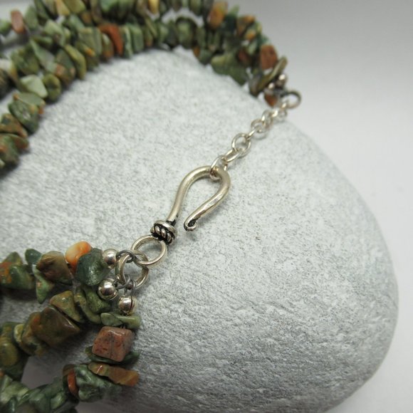 Rhyolite three strand chip bracelet - Picture 3 of 10